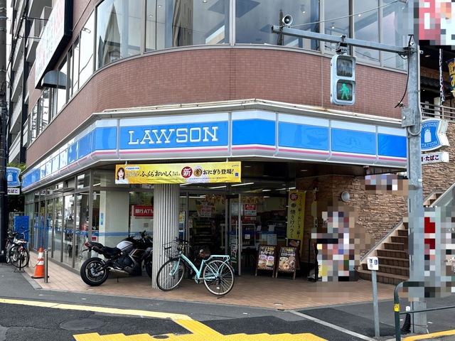 コンビニ　ローソン足立六町駅前店（コンビニ）まで394m