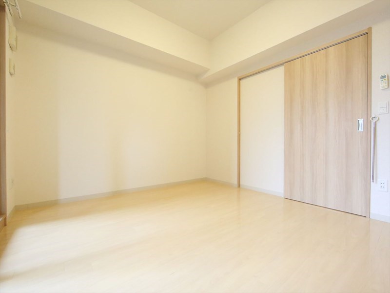 居室・リビング　洋室6.3帖　クローゼット付　エアコン完備