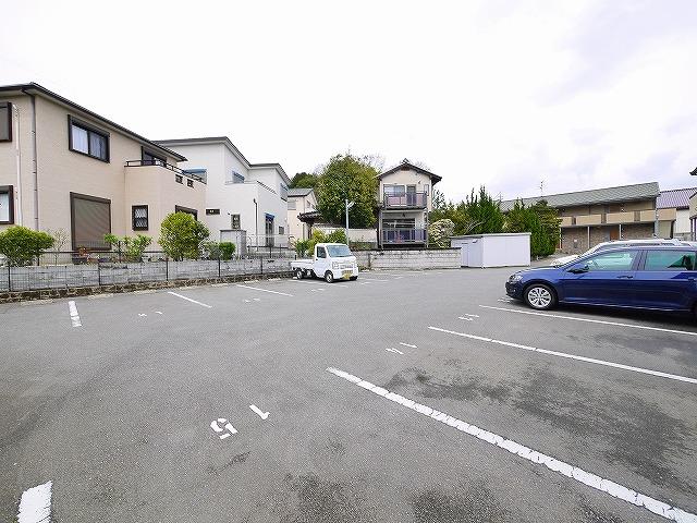 駐車場　駐車場に車を止められます