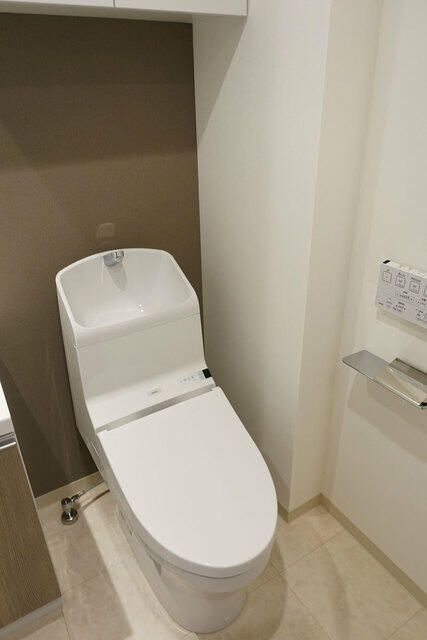 トイレ　落ち着いた色調のトイレです