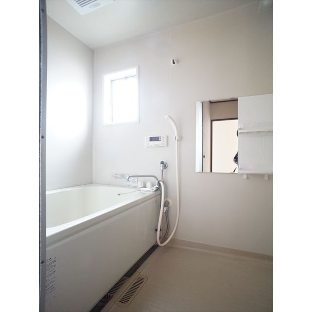 バス・シャワールーム　小窓付きバスルーム♪