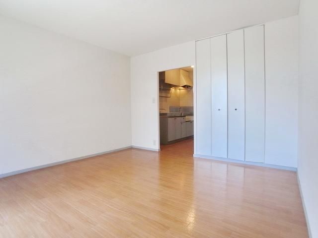 その他部屋・スペース　♪明るい色のフローリングと白い壁で清潔感があります♪