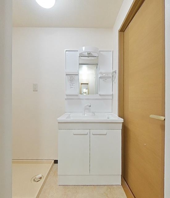 エントランス　落ち着きのあるレンガ色の外観のマンションです。