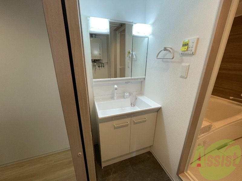 洗面設備　大きくて使いやすそうな独立洗面台になっています。