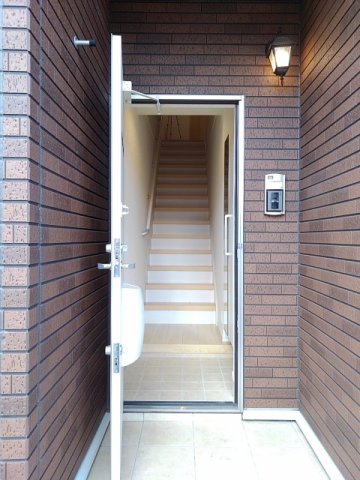 エントランス　落ち着いたエントランスです