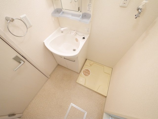 洗面設備　ゆったりとスペースのある洗面所