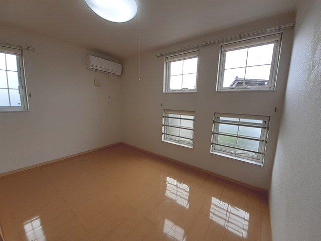 その他部屋・スペース　開放的な寝室です