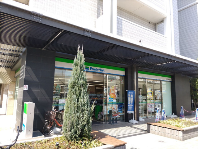 コンビニ　ファミリーマート東花園駅前店（コンビニ）まで120m