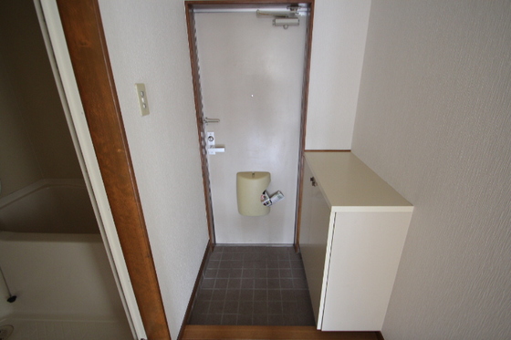 玄関　※別号室の写真です