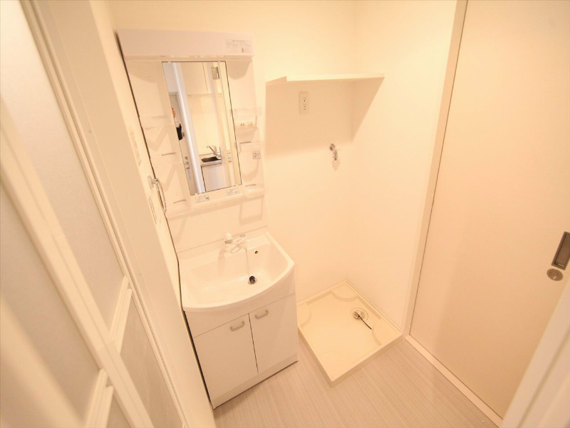 洗面設備　脱衣所　独立洗面台（シャンプードレッサー付）収納スペース有