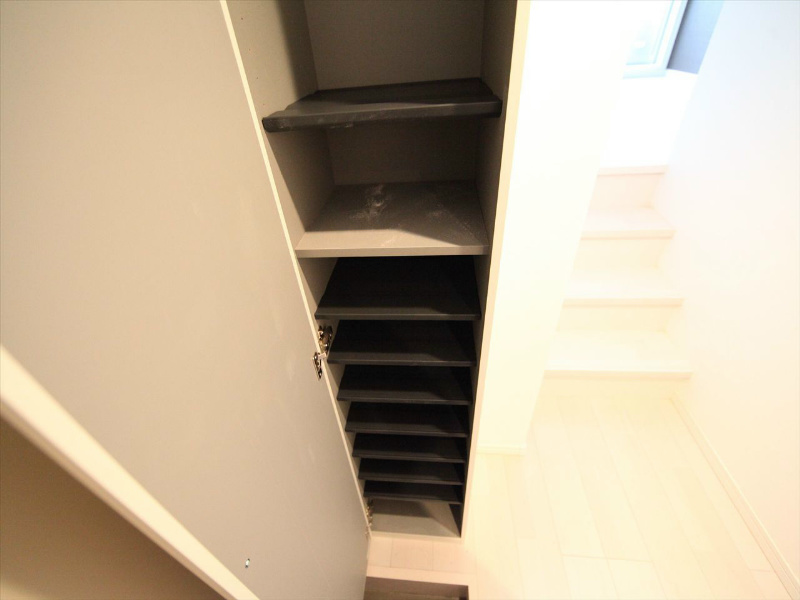 玄関　玄関　シューズボックス付（収納充実してます）