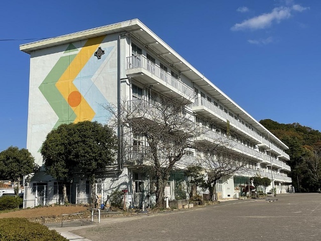 小学校　三島市立沢地小学校（小学校）まで458m