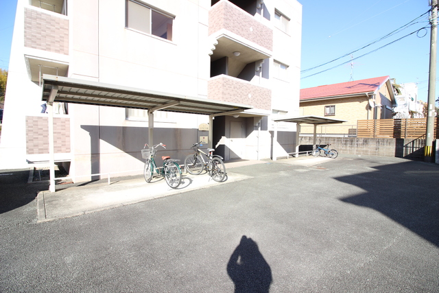 その他共有部分　屋根付駐輪場２ヶ所あります♪