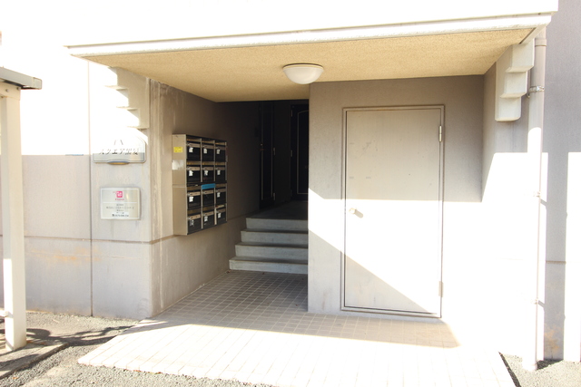 エントランス　ポストはダイヤル式♪