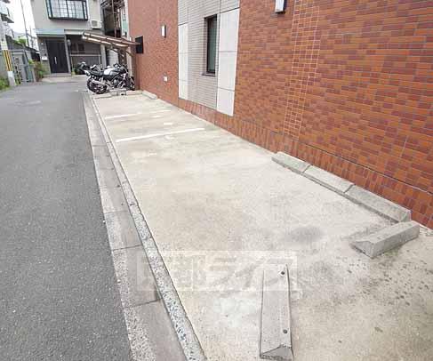 駐車場　数少ない駐車スペース！