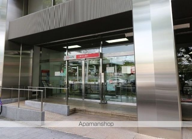銀行　（株）三菱ＵＦＪ銀行／柳橋支店（銀行）まで291m