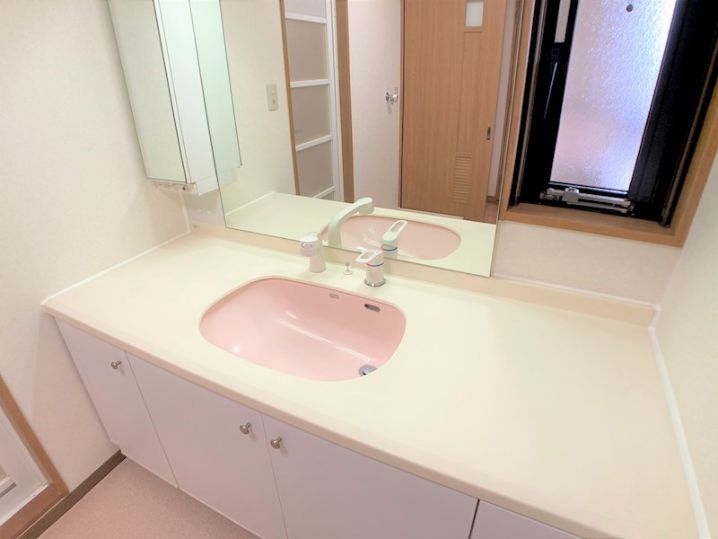 洗面設備　広々洗面室は忙しい朝も大活躍