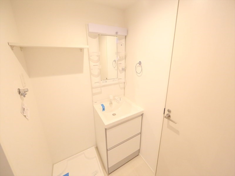 洗面設備　脱衣所　独立洗面台（シャンプードレッサー付）収納スペース有
