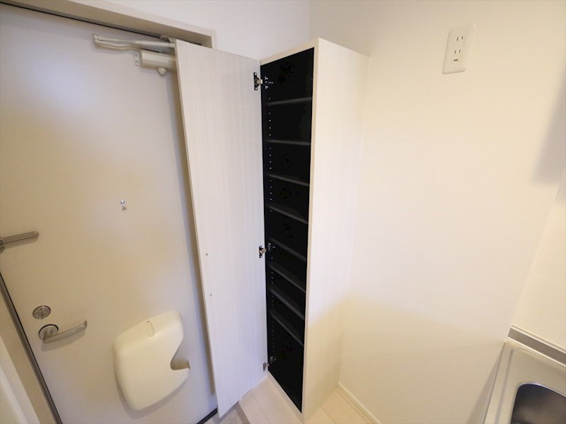 玄関　玄関　シューズボックス付（収納充実してます）