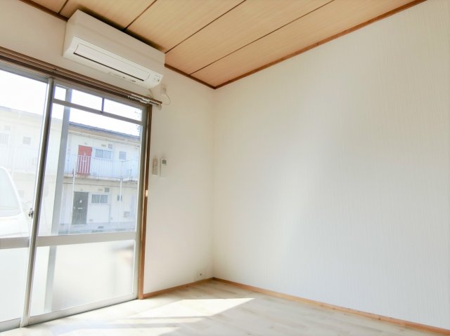 居室・リビング　エアコン付、陽当たり良好な4.5帖の洋室です