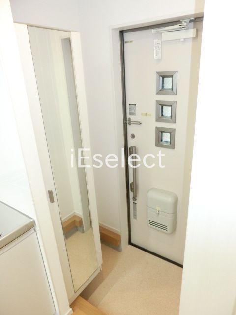 玄関　鏡で身だしなみバッチリ。