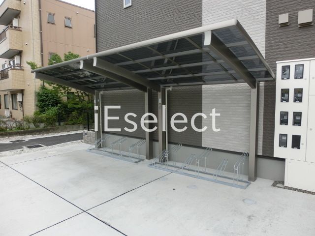 駐車場　屋根付き駐輪場です。