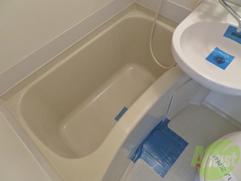 バス・シャワールーム　コンパクトなお風呂。２人で入ればワイワイ楽しいかも。