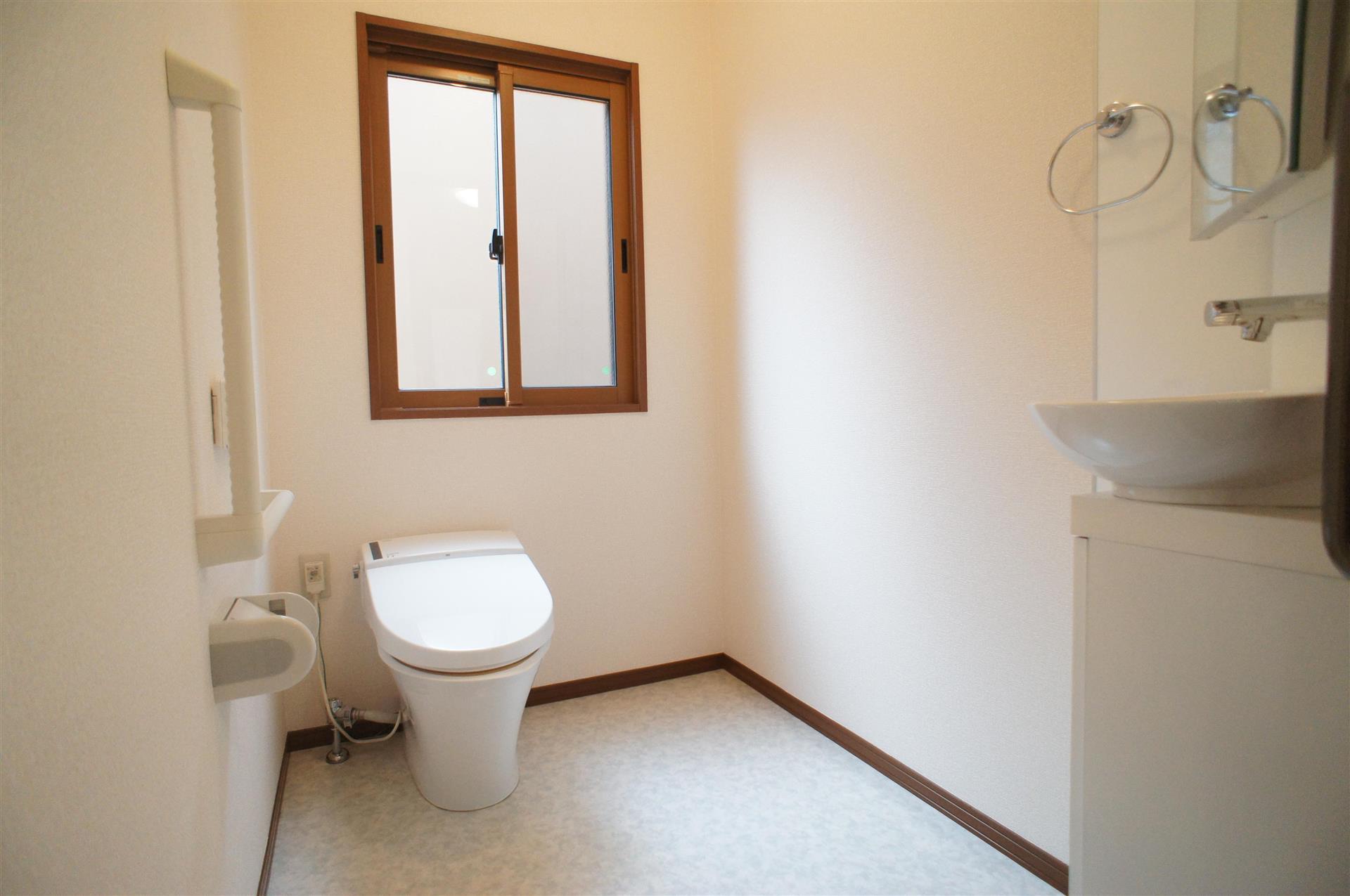 トイレ　温水洗浄暖房便座付トイレ