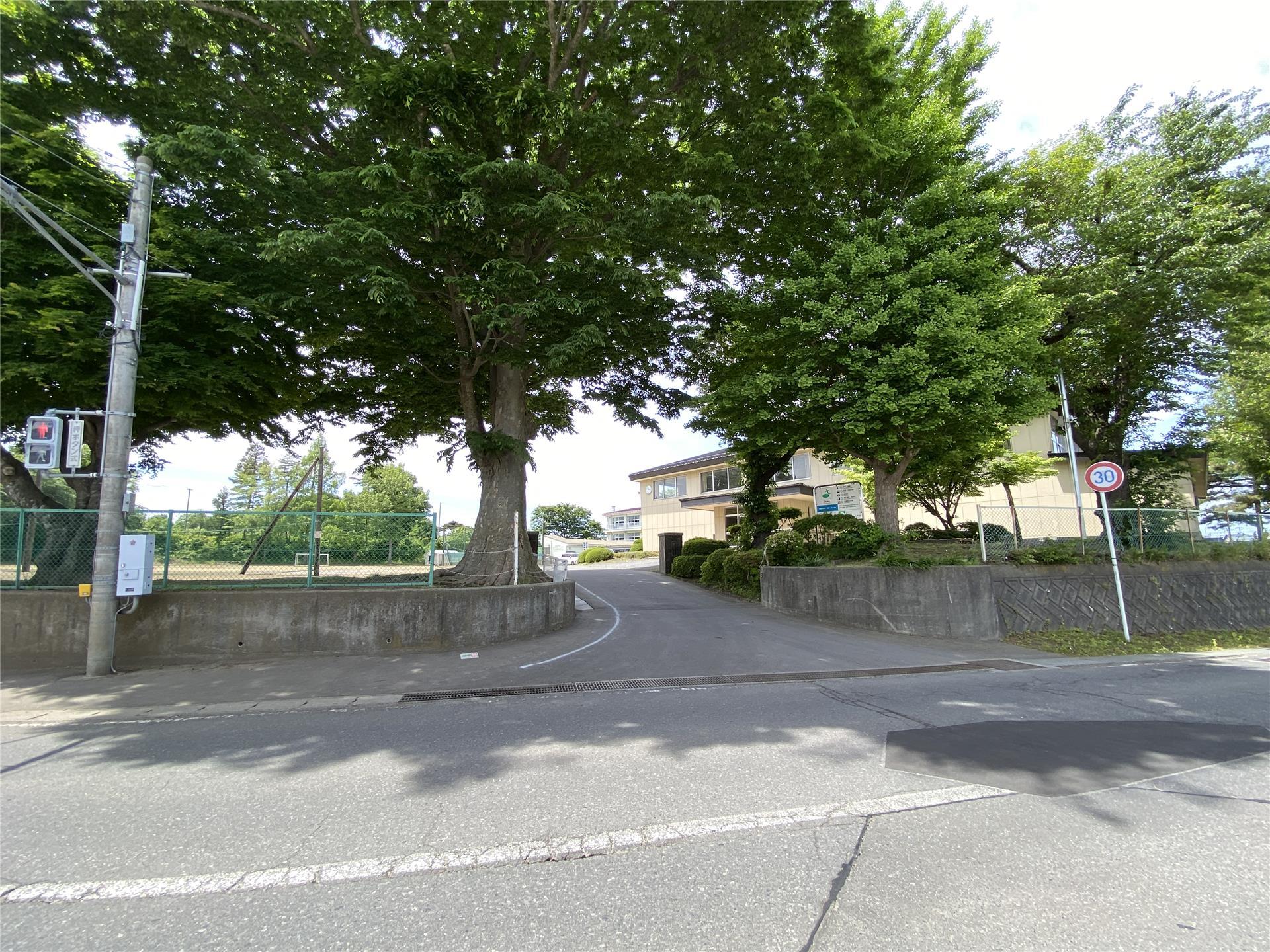 小学校　八戸市立町畑小学校（小学校）まで662m