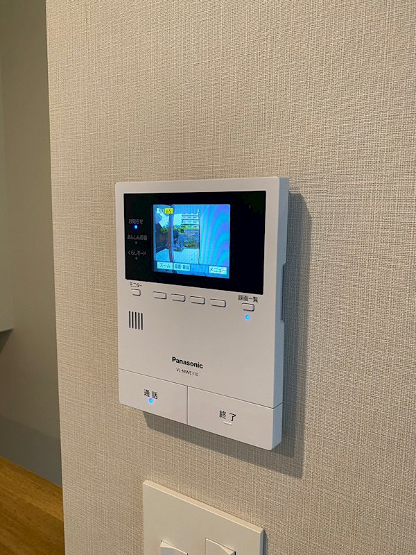 セキュリティ　来訪者を確認できるモニター付きインターホン