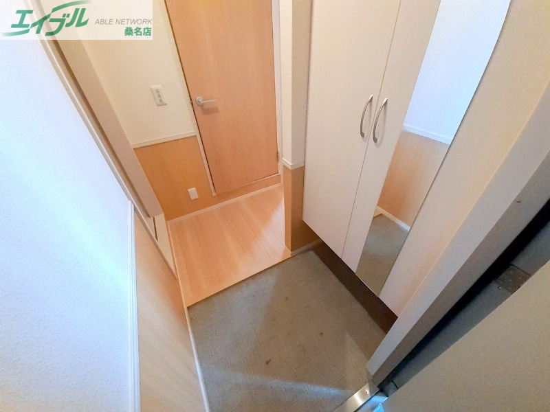 玄関　同物件別部屋のお写真です。