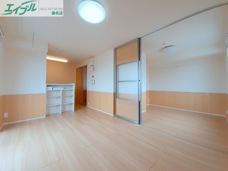 居室・リビング　同物件別部屋のお写真です。