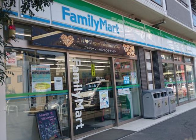 コンビニ　ファミリーマート 市谷柳町店（コンビニ）まで142m