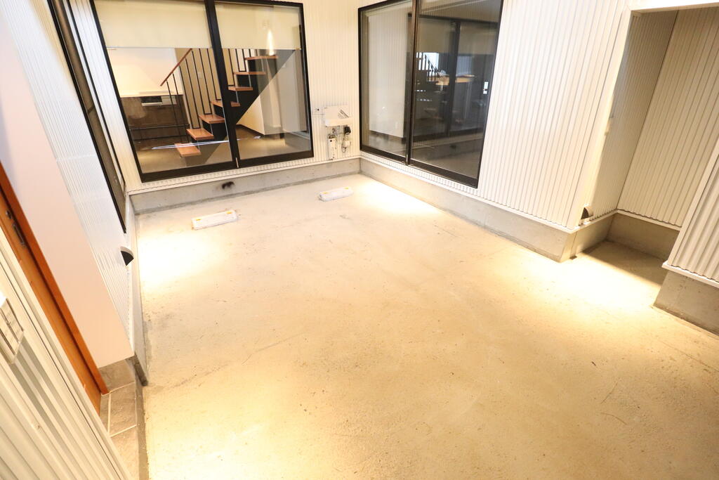 その他設備　電動シャッタービルトインガレージ！