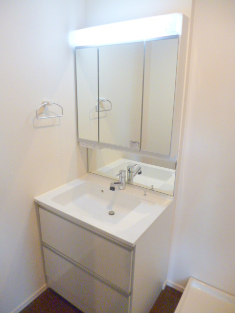 洗面設備　★鏡の裏も収納スペースで、開けば３面鏡として利用可能★