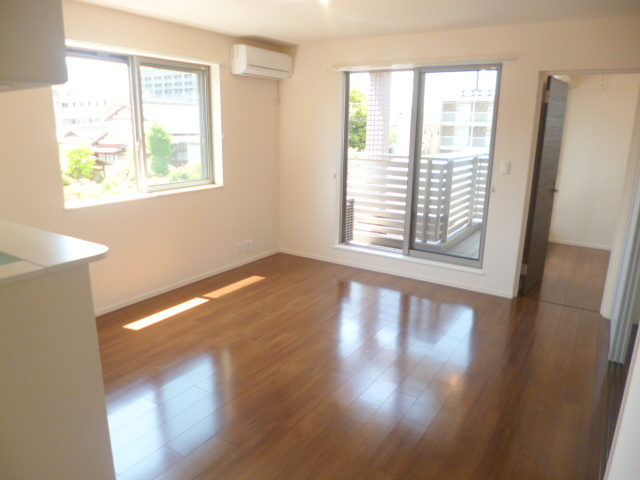 居室・リビング　★明るい12.2帖のリビング　家具のレイアウトも楽しめます★