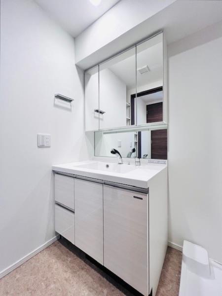 洗面設備　明るい洗面所です