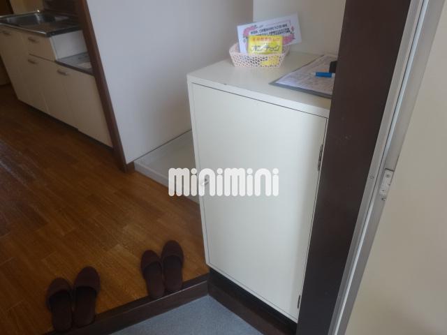 玄関　下駄箱付きの玄関。