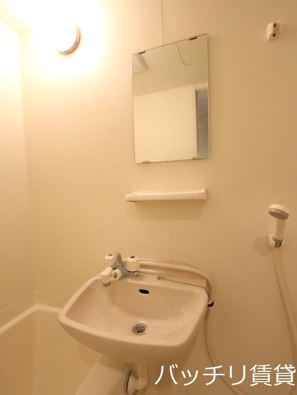 洗面設備　別号室タイプの為、現状を優先致します。