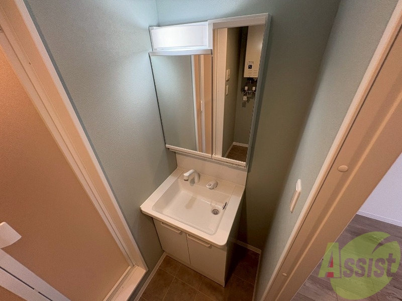 洗面設備　大きくて使いやすそうな独立洗面台になっています。