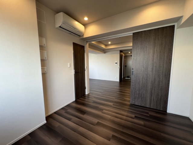 その他部屋・スペース　白い壁と黒い扉のコントラストがいいですね！