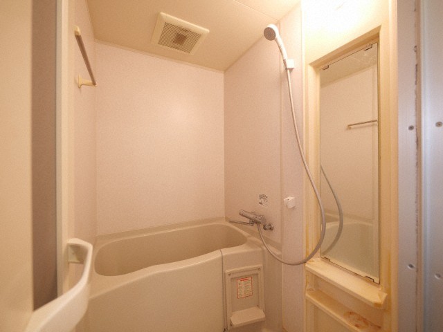 バス・シャワールーム　コンパクトで使いやすいお風呂です