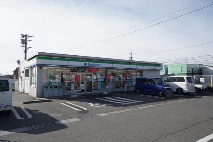 コンビニ　ファミリーマート（コンビニ）まで688m