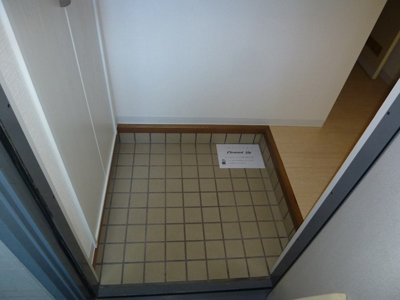 玄関　玄関には大きいシューズボックスがあるので収納もバッチリ！