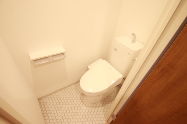 トイレ　※別室の間取り違いの参考写真です。