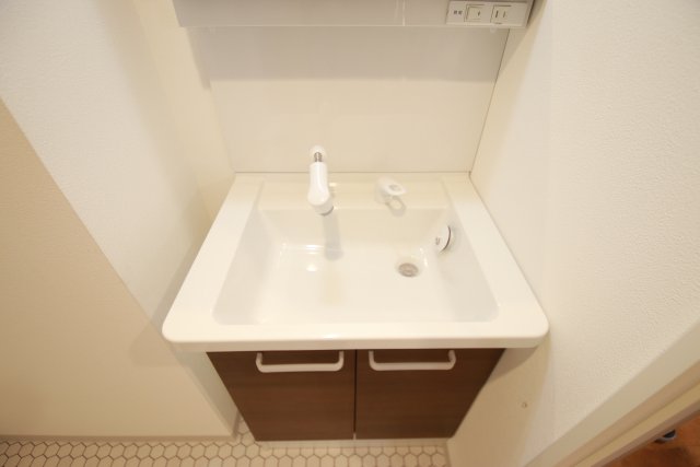 洗面設備　※別室の間取り違いの参考写真です。