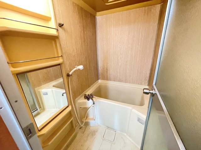 バス・シャワールーム　バストイレセパレートタイプのシンプルな浴室です☆