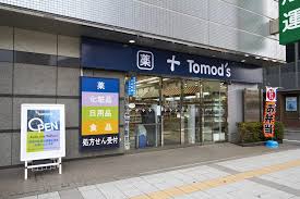 ドラックストア　トモズ浜松町店（ドラッグストア）まで324m