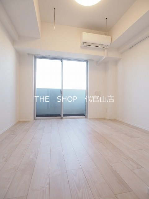 居室・リビング　空間を広く見せる幅広フローリング！