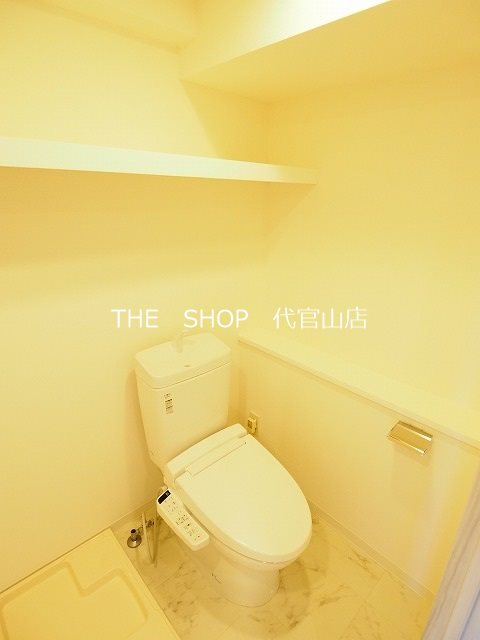 トイレ　シャワートイレ＆上部棚付